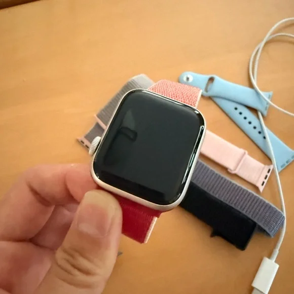 Apple Watch SE - Picture 3 of 5